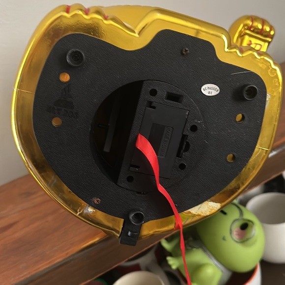 A maneki-neko (beckoning cat) for good luck - Picture 5 of 7